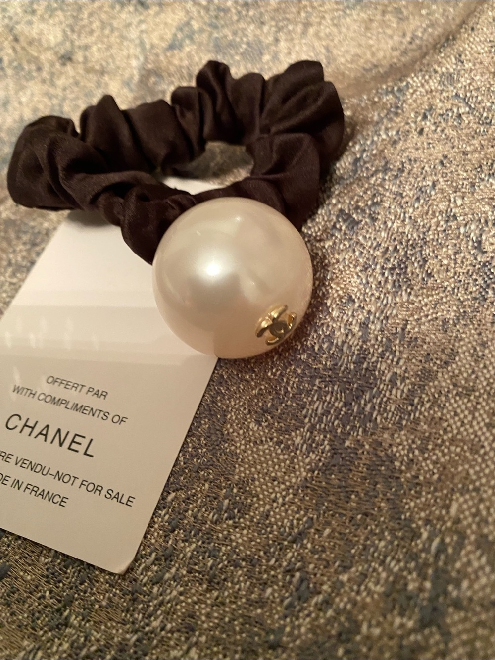 CHANEL gift  Pearl and Gold CC Charm hair tie